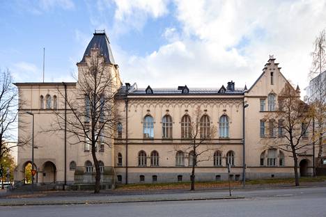 Wivi Lönnin suunnittelema Tampereen Suomalainen Tyttökoulu (1902, nyk. Pyynikin koulu 1902) oli Lönnin uran ensimmäinen merkittävä toimeksianto. Aikanaan se oli Suomen suurin koulurakennus. 