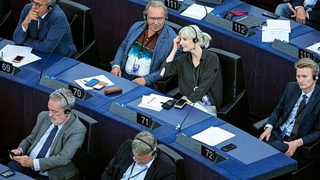 Perussuomalaisten Laura Huhtasaari ja Teuvo Hakkarainen parlamentin istunnossa Strasbourgissa heinäkuussa 2019.