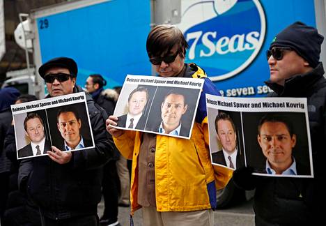 Mielenosoittajat vaativat maaliskuussa Vancoureissa Kanadassa, että Kiina vapauttaa kaksi kanadalaista, Michael Spavorin ja Michael Kovrigin. Julisteissa Spavor on vasemmalla, Kovrig oikealla.