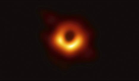 Ensimmäinen kuva mustasta aukosta, joka on M87-galaksin keskustassa 55 miljoonan valovuoden päässä.