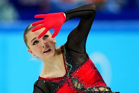 Venäjän olympiakomitean joukkueen luistelija Kamila Valijeva oli voittamassa venäläisurheilijoille kultamitalia taitoluistelun joukkuekilpailusta, mutta mitaliseremoniaa ei ole voitu järjestää dopingepäilyn takia.