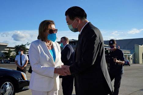 Nancy Pelosi kuvattuna Taiwanin ulkoministeri Joseph Wun kanssa ennen lähtöään 3. elokuuta.