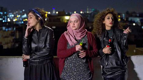 Bar Bahar – tanssin jos huvittaa on elokuva Salman (Sana Jammelieh, vas.), Nourin (Shaden Kanboura) ja Leylan (Mouna Hawa) elämästä Tel Avivissa.