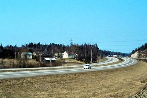  Tarvontie vuonna 1979. Gumböle on vasemmalla ja Nupuri oikealla.