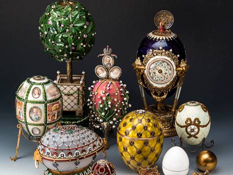 Fabergé-munien valoa heijasteleva guillauché-uurrepinta ja sitä peittävä läpikuultava emalointi nousevat ansaittuun arvoonsa vain läheltä katsottuna. Mestari Henrik Wigströmin pääsiäismuna vuodelta 1911 äärimmäisenä vasemmalla.