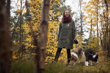 Anna Kauhala ajatteli vuosia, että Suomen luonnossa on lähinnä kylmää ja märkää. Hän istui mieluummin kahviloissa ystävien kanssa, kunnes taloon tuli bordercollie Nessi. Nykyään luontoretkillä nuuskii mukana myös Nana.
