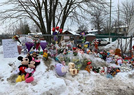 Päiväkodin edustalle oli tuotu runsaasti leluja ja kukkia torstaina päivä sen jälkeen, kun bussikuljettaja oli törmännyt rakennukseen tappaen kaksi lasta. 