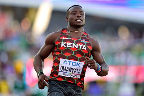 Kenialainen Ferdinand Omanyala ehti kisapaikalle vain muutamaa tuntia ennen alkueriä. Viisumiongelmista kärsinyt Afrikan nopein mies juoksi ajan 10,10 ja pääsi välieriin.