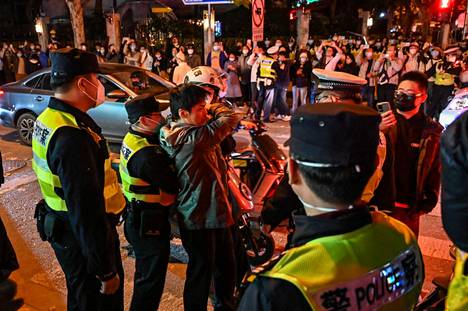 Poliisi otti kiinni Shanghain Wulumuqi-kadun läheisyydessä järjestettyyn mielenosoitukseen osallistuneen miehen sunnuntaina. Kadun nimi on mandariinikiinankielinen muoto Ürümqista, jossa tapahtuneen tulipalon jälkeen protestoinnit alkoivat Kiinassa.