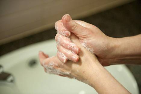 Huolellinen käsienpesu auttaa suojautumaan tartunnoilta.