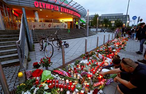 Müncheniläiset toivat kukkia ja kynttilöitä Olympia-kauppakeskuksen eteen lauantaina.