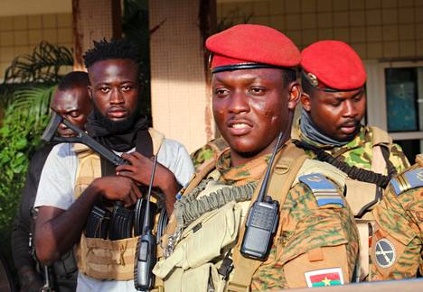 Burkina Fason uusi sotilasjohtaja Ibrahim Traore sotilaidensa kanssa maan pääkaupungissa Ouagadougoussa sunnuntaina 2. lokakuuta 2022. 