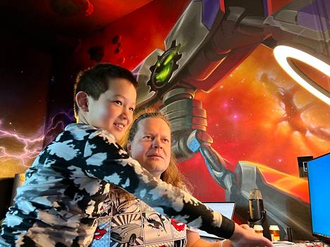 Jani Penttisen poika Tian koodaa jo innokkaasti isänsä kanssa pelejä. Penttisen kotitoimiston seinät Las Vegasissa on maalattu hänen suunnittelemiensa pelien maailmoilla.