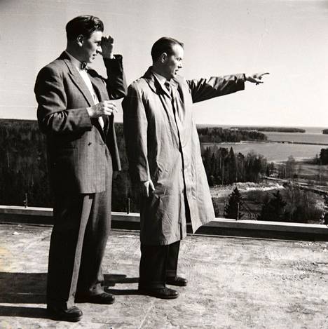 Heikki von Hertzen (oik.) esittelemässä Tapiolan näkymiä Mäntytornin katolta tuntemattomaksi jääneelle miehelle vuonna 1954.