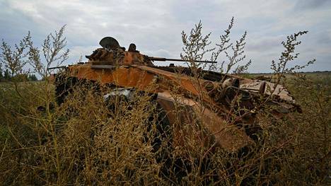 Tuhoutunut venäläinen panssariajoneuvo kuvattiin Hersonin alueella sijaitsevassa vapautetussa Vysokopilljan kylässä syyskuun lopussa.