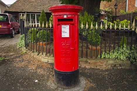 Royal Mailin postilaatikko Goudhurstissa, Britanniassa.