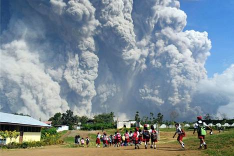 Sinabung-tulivuoren purkaus nostatti tuhkapilven kilometrien korkeuteen 19. helmikuuta Tiga Pancurin kylässä Indonesiassa Pohjois-Sumatralla.