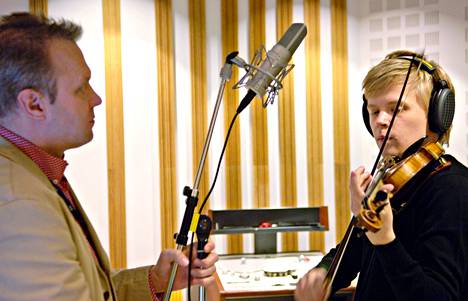Musiikkitarkkailija Pentti Männikkö ja viulisti Pekka Kuusisto Ylen musiikkistudio M2:lla vuonna 2005.