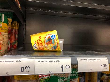 Käpylän aseman K-supermarket Mustassa Pekassa hernekeittohyllylle oli jäänyt vain etiketti.