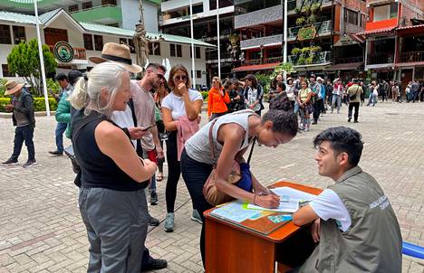 Turistit allekirjoittivat vetoomusta päästä pois rautateitse Machu Picchusta perjantaina.