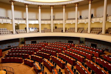 Tyhjä eduskunnan istuntosali odotti uusia kansanedustajia paikoilleen valtiopäivien avajaispäivänä.