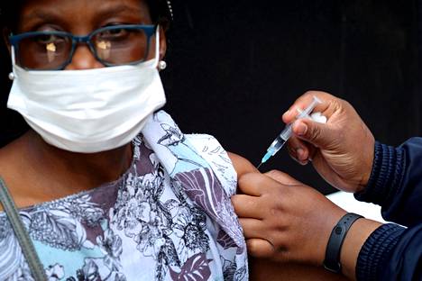 Etelä-Afrikassa rokotekattavuus on jäänyt vähäiseksi verrattuna Eurooppaan, noin 30 prosenttiin. Eteläafrikkalainen nainen sai Johnson&Johnsonin rokotteen elokuussa Johannesburgissa. 