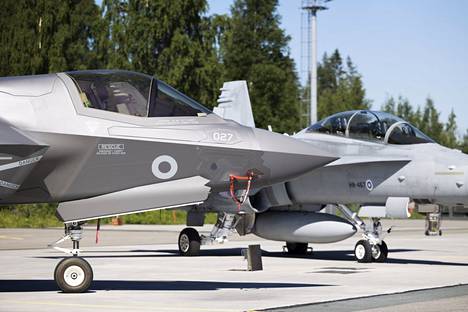 Britannian F-35B Lightning II -hävittäjä ja Suomen Hornet Siilinjärvellä kesäkuun lopussa, jolloin Karjalan lennosto isännöi brittien F-35B-hävittäjien vierailua Rissalan tukikohdassa. 