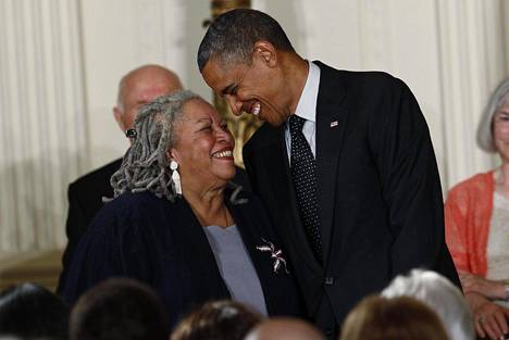 Nobelisti Toni Morrison vastaanotti korkean kunniamerkin presidentti Barack Obamalta vuonna 2012.