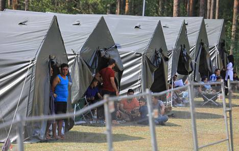 Valko-Venäjältä Liettuaan laittomasti saapuneita maahantulijoita on majoitettu telttoihin aidalla rajatulle alueelle muun muassa Kapčiamiestisin rajavartioaseman tuntumassa.