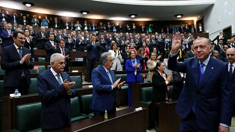 Turkin presidentti Recep Tayyip Erdoğan tervehti hallitsevan AKP-puolueen jäseniä Ankarassa keskiviikkona. 