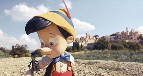 Pinocchion maalatut silmät tuovat välillä mieleen kotimaisen Itse valtiaat -animaatiosatiirisarjan hailakat silmämunat. Samu Sirkka ei näytä yhtä sympaattiselta kuin vuoden 1940 käsin piirretty versio.