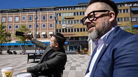 Sosiaalidemokraattisen Jimmy Janssonin ja maltillisen kokoomuslaisen Jari Puustisen puolueet edustavat ruotsalaisen poliittisen kentän perinteisiä taistelupukareita, mutta Eskilstunan kunnassa heidän puolueensa tekevät yhteistyötä. Nato-kysymys on tuonut puolueet entistä lähemmäs toisiaan myös koko maan tasolla. 