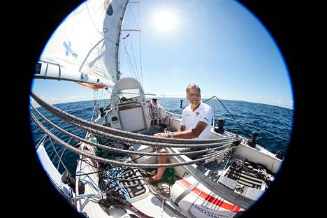 Tapio Lehtinen lähti purjehtimaan maapallon ympäri 4. syyskuuta Biskajanlahdelta Ranskasta.