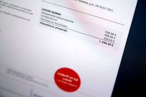 Suomalaisten maksuhäiriömerkinnät vähenivät ensimmäistä kertaa 13 vuoteen. Kuvassa perintäfirmalta saatu lasku tietokoneen näytöllä.
