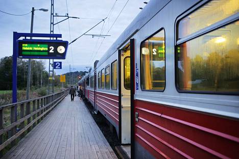 Uutta junaliikenteen varikkoa on soviteltu Espoon Mankin ja Kirkkonummen Luoman välimaastoon. Junat eivät ole pysähtyneet Mankin seisakkeella vuoden 2016 jälkeen.