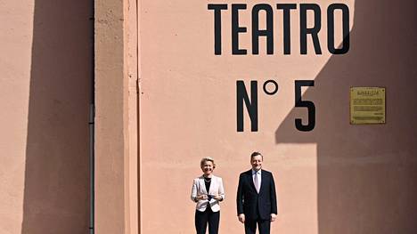 EU:n komission puheenjohtaja Ursula von der Leyen ja Italian pääministeri Mario Draghi pitivät yhteisen tiedotustilaisuuden Roomassa Cinecittàn elokuvastudioilla 22. kesäkuuta sen kunniaksi, että komissio hyväksyi Italian elvytyssuunnitelman.