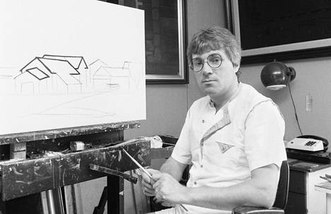 Palmu started his career as an artist in the 70s.  In 1983, he was photographed at work in his studio in Hämeenlinna.