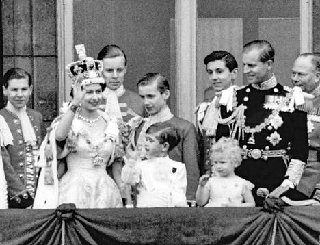 Juuri kruunattu kuningatar Elisabet, prinssi Charles, prinsessa Anne ja prinssi Philip Buckinghamin palatsin parvekkeella muun kruunajaisväen ympäröimänä.