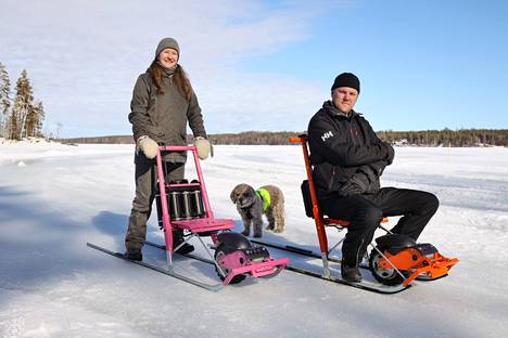 Emma Engström ja Jouni Harju huristelevat sähköpotkukelkoillaan usein esimerkiksi saaressa sijaitsevalle mökilleen. Mukana kulkee Stella-koira.