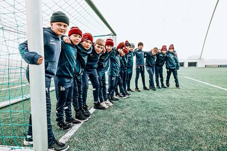 Matka jalkapallon huipulle alkaa Huuhkaja- ja helmariliigasta. Lasten uutiset kävi seuraamassa Jyväskylän JJK:n peliä Huuhkajaliigassa.