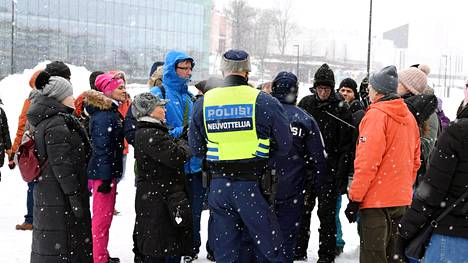 Mielenosoitukset | Poliisi hajotti mielen­osoituksen Helsingin keskustassa kokoontumis­rajoitusten vastaisena, järjestäjä kieltäytyi noudattamasta avin määräyksiä