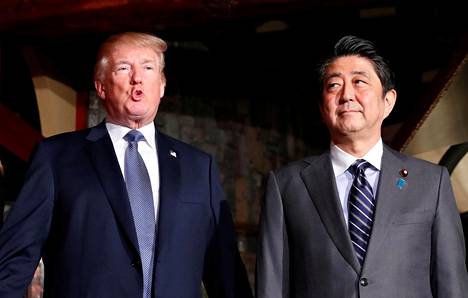 Donald Trump tapasi Japanin pääministeri Shinzo Aben.