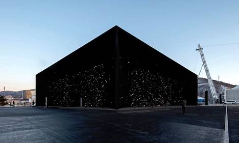 Vantablack-paviljonki pystytettiin talviolympialaisiin Etelä-Korean Pyeongchangissa vuonna 2018. Arkkitehti Asif Khanin suunnittelemassa paviljongissa on tuhansia pieniä valkoisia valoja levitettynä julkisivun pimeyteen.
