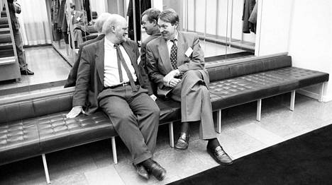 Osmo Soininvaara had a long career as a Member of Parliament.  In the picture he is sitting with the left alliance Esko Seppänen in Smolna in 1995.