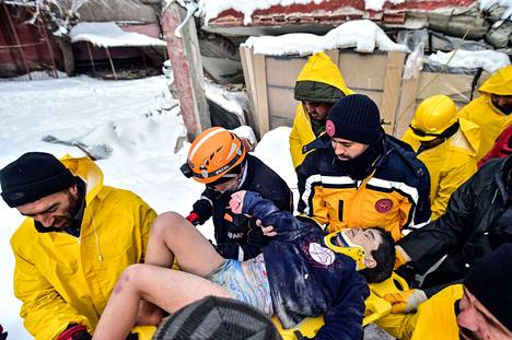 Pelastajat nostivat maanjäristyksessä loukkaantunutta kahdeksanvuotiasta turkkilaispoikaa raunioista Elbistanissa tiistaina.