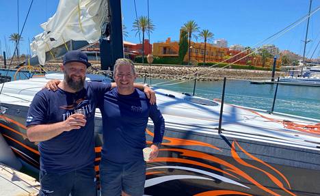 Arto Linnervuo (vas.) ja Infiniti Yachtsin perustaja Gordon Kay satamalaiturilla onnistuneen pelastusoperaation jälkeen.