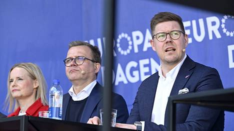 Perussuomalaisten Riikka Purra (vas.), kokoomuksen Petteri Orpo ja Sdp:n Antti Lindtman osallistuivat EU-vaalitenttiin lauantaina Helsingin Narinkkatorilla.