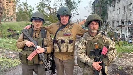 Wagner-johtaja Jevgeni Prigožin (keskellä) ilmoitti joukkojensa vetäytymisen Bahmutista alkaneen. Kuva on pysäytyskuva videolta, joka julkaistiin torstaina. Prigožinin vieressä seisovia ihmisiä ei ole nimetty.