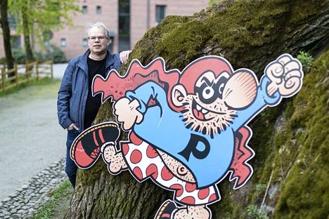 Peräsmies-hahmostaan tunnettu Timo Kokkila on seurannut sarjakuva-alan kehitystä yli 40 vuotta. Hän suhtautuu alan historiaan intohimoisesti. Kokkila on esimerkiksi kuratoinut useita näyttelyitä klassisista tekijöistä.