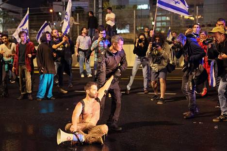 
Poliisi poisti mielenosoittajan oikeuslaitosuudistusta vastustavassa protestissa lauantaina Tel Avivissa Israelissa.
